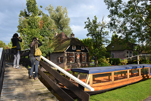 Drie Provinciëncruise. In Hollands Venetië, Giethoorn, wordt van het cruiseschip Wetterprinses overgestapt op een overdekte rondvaartpraam waarmee dwars door Giethoorn wordt gevaren. Giethoorn is een bestemming tijdens de vijfdaagse Drie Provinciën Cruise.