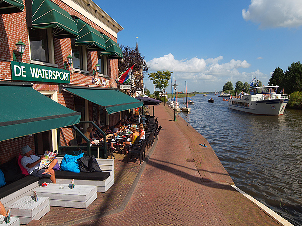 Elfstedencruise. Hier passeert de Wetterprinses Woudsend.