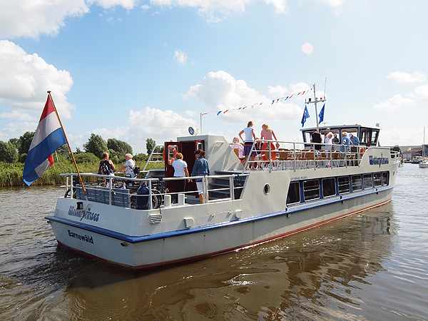 Een Friesland Cruise. Dat is veilig en verzorgd varen en genieten van ruim water, historie en natuur.
