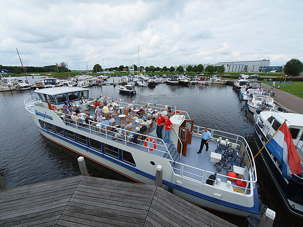 Een Friesland Cruise. Dat is veilig en verzorgd varen en genieten van ruim water, historie en natuur.