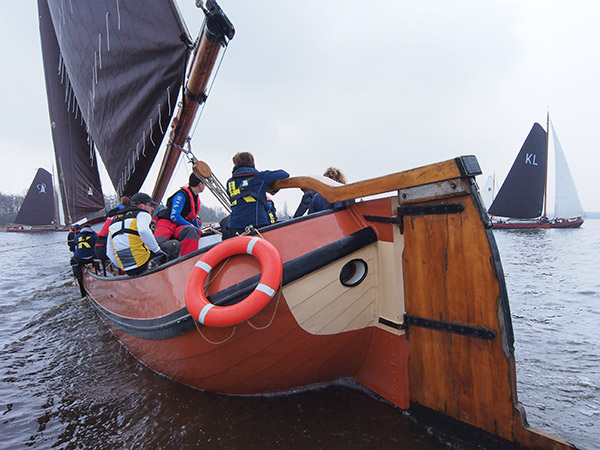 Kasteeldeur. De roerbladen van skûtsjes zijn groot, soms zo groot als een kasteeldeur. Zou jonkheer Van Eysinga hier achter en achterop zitten? 