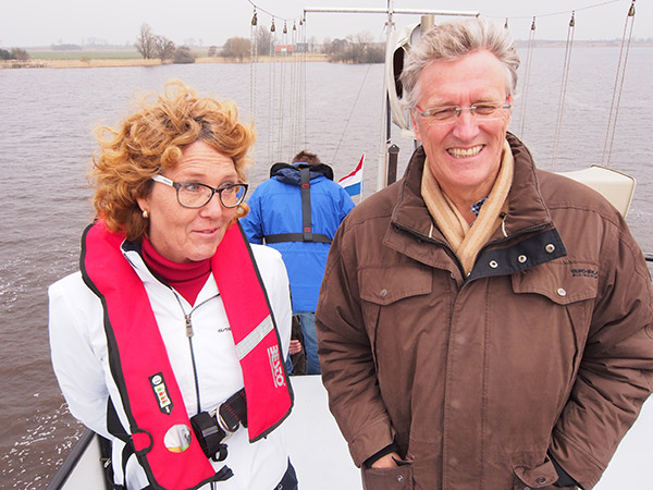 Vreemd. Van Bekende Friezen, BF’ers, weet je vaak niet wie hun vrouw is, omdat ze altijd op pad zijn met hun secretaresse of een lollige politica. En wie hun kinderen zijn, daar kom je helemaal niet achter, ja misschien via Caroline Tensen van DNA Onbekend. Rechts op het kiekje Commissaris van de Koning in Fryslân, John Jorritsma. En voor alle duidelijkheid: de vrouw naast hem is niet mevrouw Jorritsma, maar Petra Pouwelsen uit Lemmer, plaatsvervangend kabinetschef. Dat zij een reddingsgordel draagt, en de Commissaris niet, is omdat zij, ambtenaar, in crisistijd wel overboord gezet kan worden, maar hij niet. 