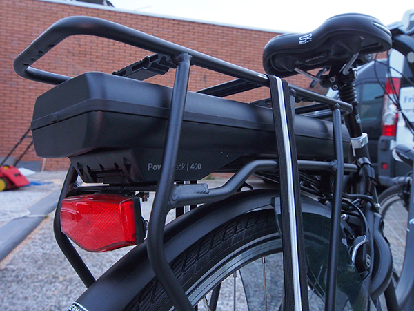 De batterij van de Batavus Garda E-go is heel licht. Hij moet  — helaas — met de fietssleutel worden ontgrendeld en dan uit de bagagedrager worden getrokken om te kunnen worden opgeladen. Bij de Koga e-active bijvoorbeeld, ook een product van de Accell Group uit Heerenveen, hoeft dat niet. Ook een Gazelle en een Trek kun je opladen zonder de accu uit de fiets te moeten trekken.