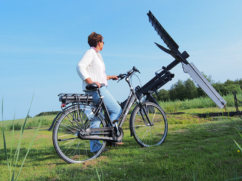 E-bikes genieten een ongekende populariteit. De nieuwste generatie elektrische fietsen is qua uiterlijk nauwelijks te onderscheiden van toerfietsen zonder trapondersteuning. 