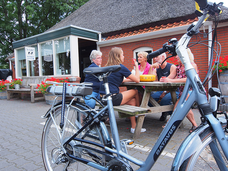 E-bikes genieten een ongekende populariteit. De nieuwste generatie elektrische fietsen is qua uiterlijk nauwelijks te onderscheiden van toerfietsen zonder trapondersteuning. 