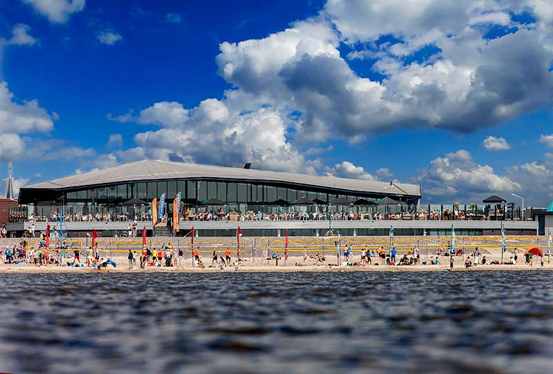 Het terras van Beachclub Lemmer aan het IJsselmeerstrand van Lemmer.