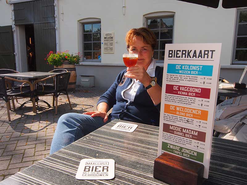 Het terras van het proeflokaal van bierbrouwerij Maallust in gevangenisdorp Veenhuizen, vlakbij het Fochteloër Veen. Op het bedrijvencomplex Maallust vond de verwerking van landbouwproducten plaats. De brouwerij bevindt zich in het gebouw van de vroegere graanmalerij.